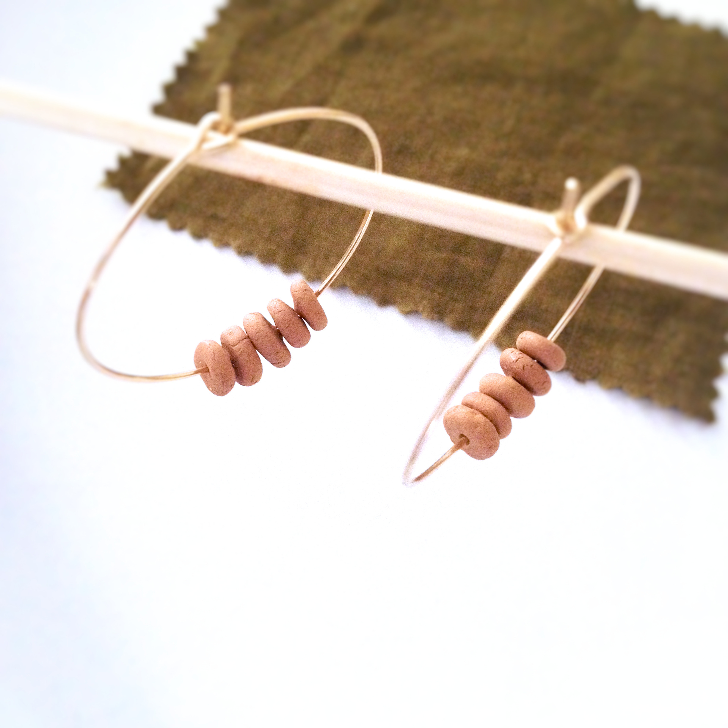 Créoles artisanales en argile vegan et cruelty free