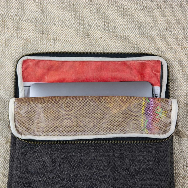 pochette ordinateur en chanvre et matières upcyclées