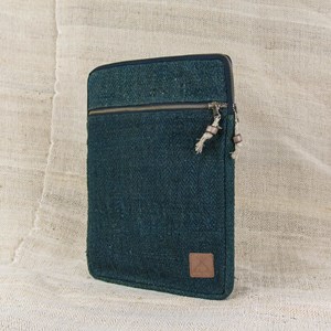 Pochette ordinateur en chanvre & matières upcyclées - Forêt