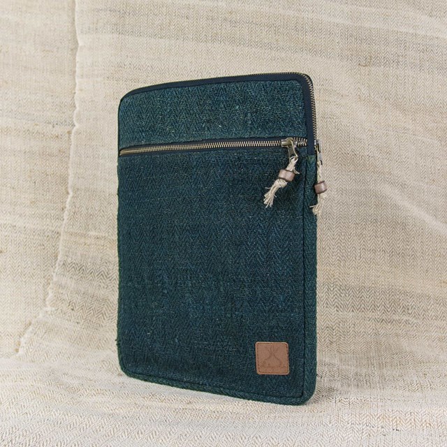 Pochette ordinateur en chanvre & matières upcyclées - Forêt 2