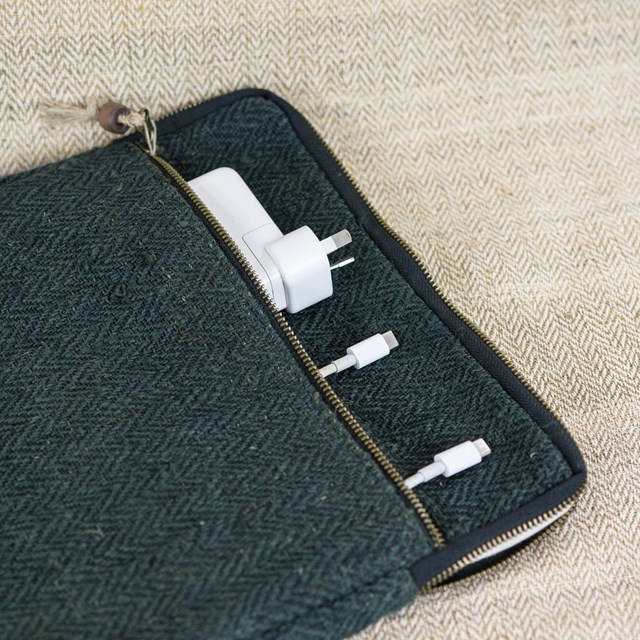 Pochette ordinateur en chanvre & matières upcyclées - Forêt 4