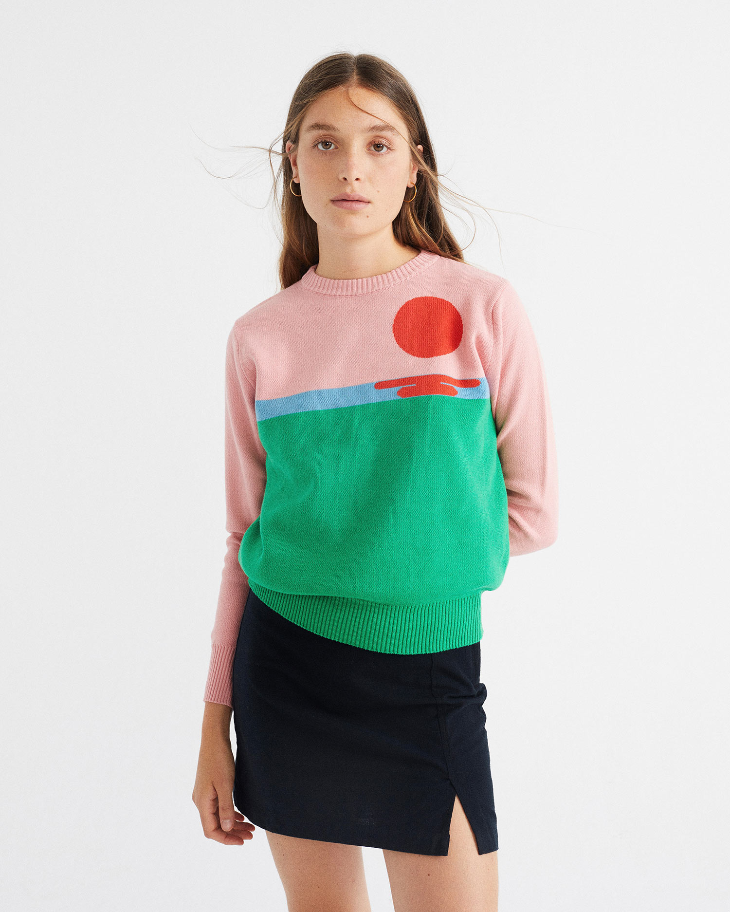 Femme porte pull vue de face zoom moyen