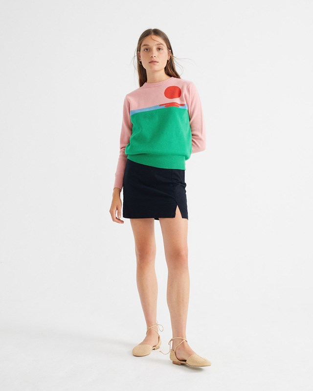 Femme porte pull vue de face vue tête aux pieds