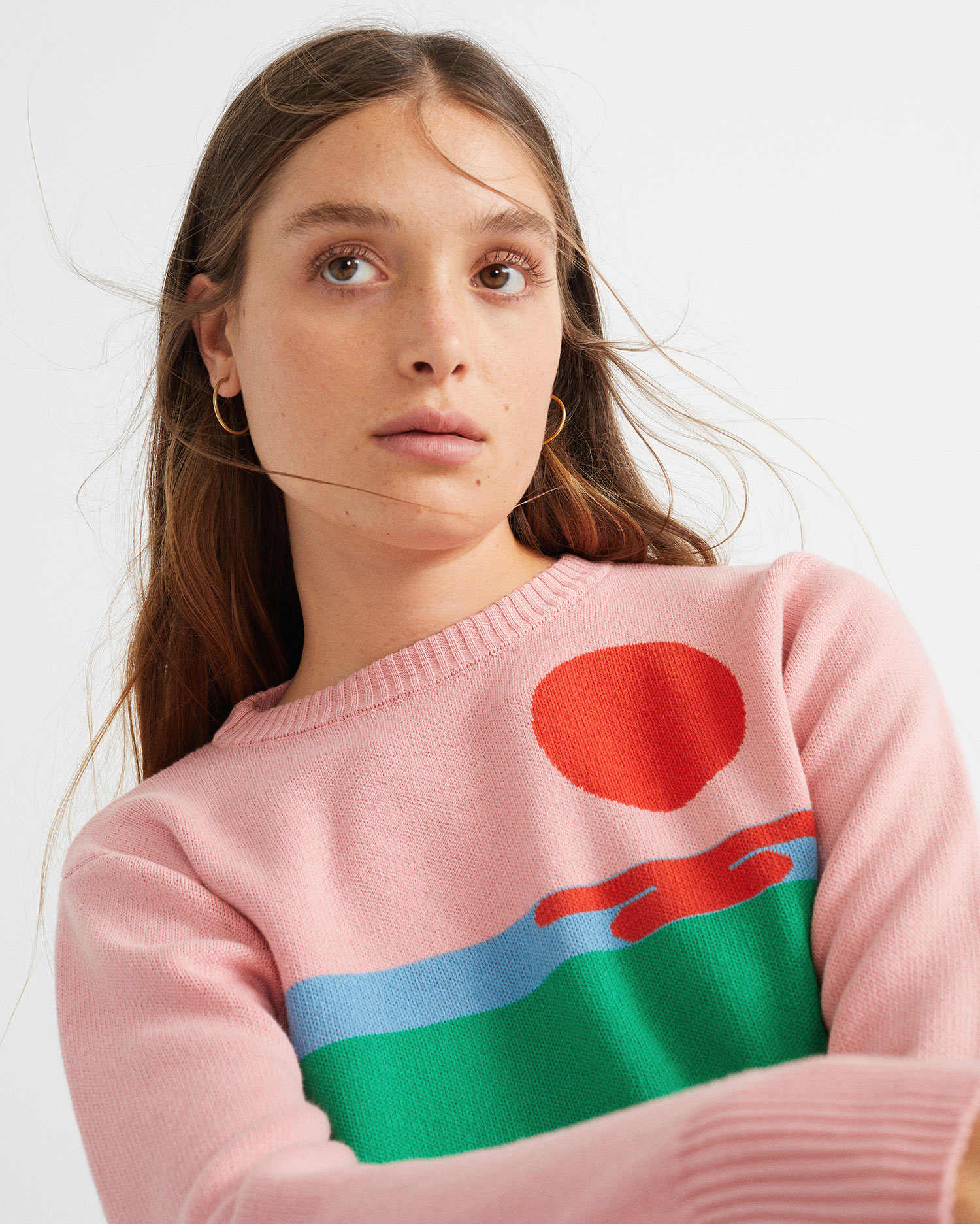 Femme porte pull zoom détail motif vue de face