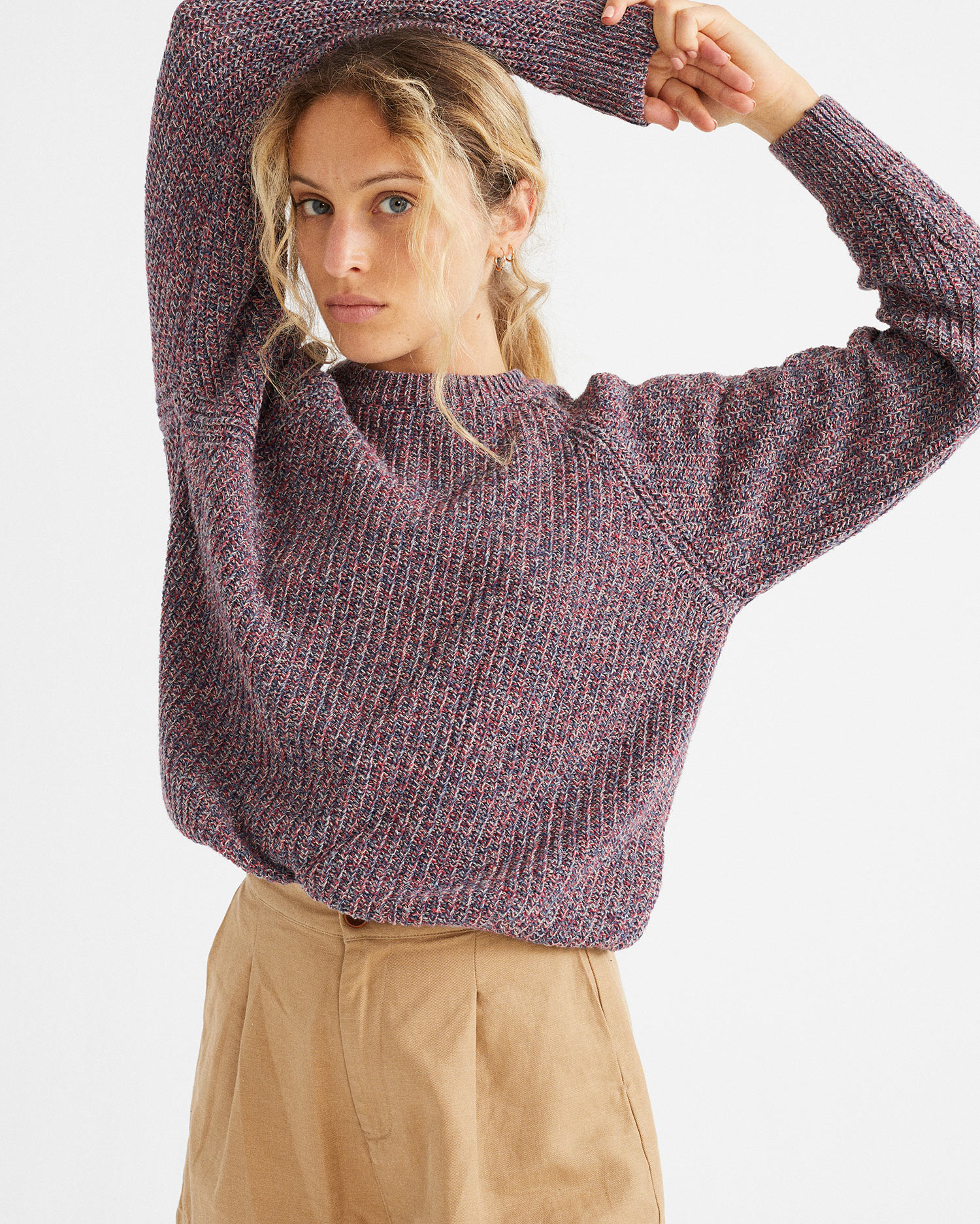 Femme de face zoom buste haut tricot