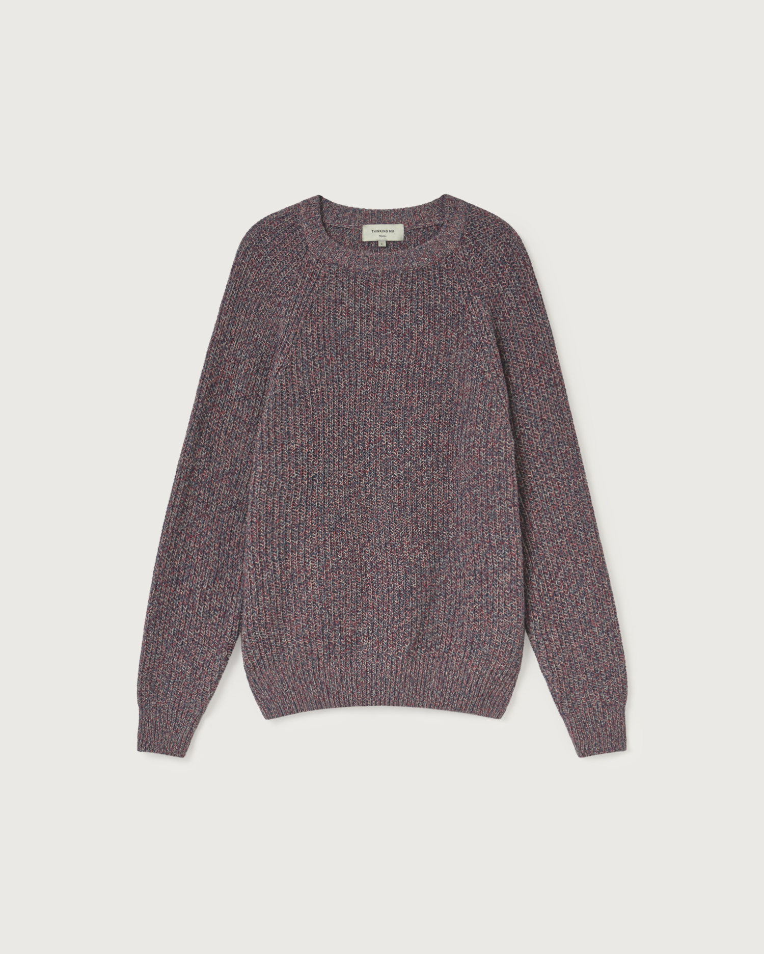 Pull à plat sur fond blanc