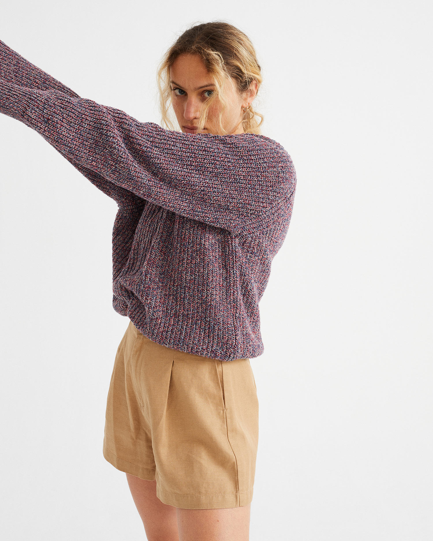 Femme vue tricot de côté