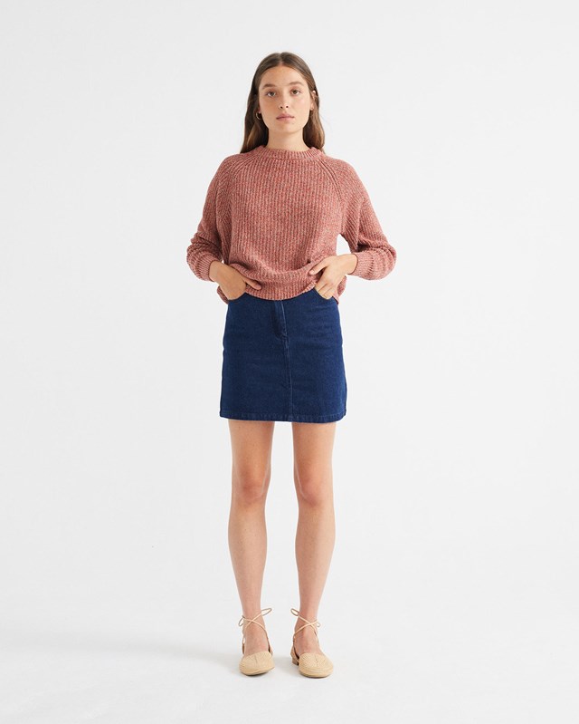 Femme porte pull vue de face tête au pieds