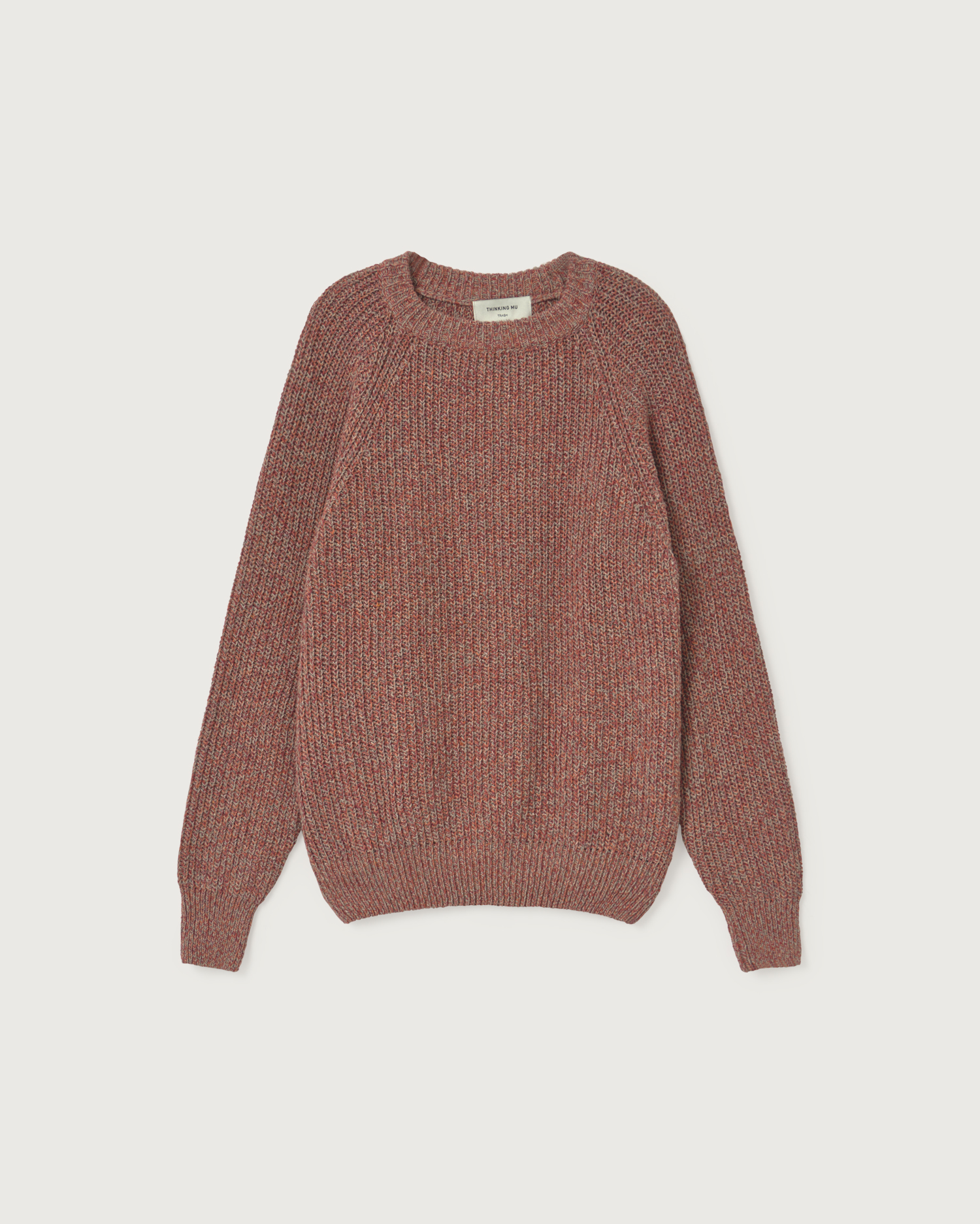 Pull à plat sur fond blanc