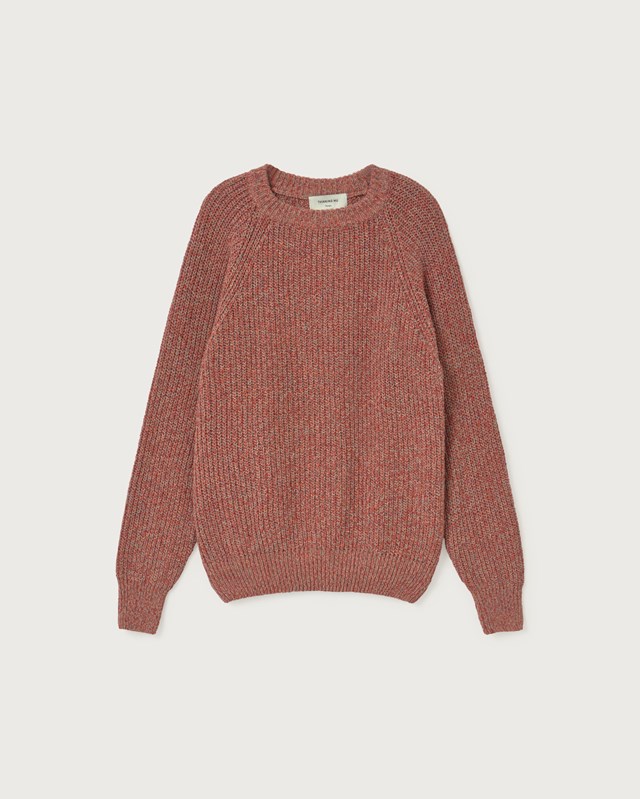 Pull à plat sur fond blanc