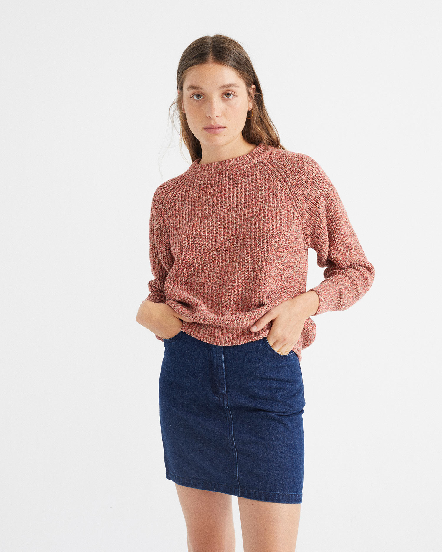 Femme porte pull vue de face