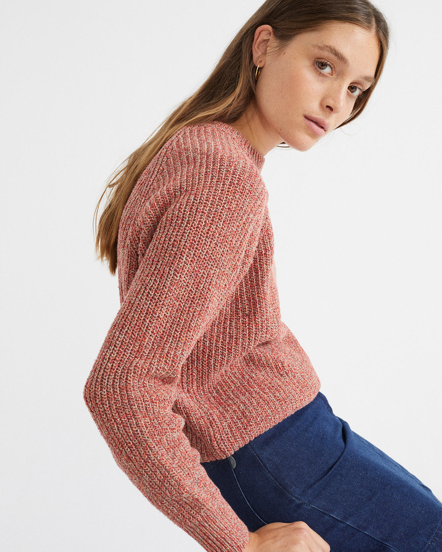 Femme porte pull vue de côté