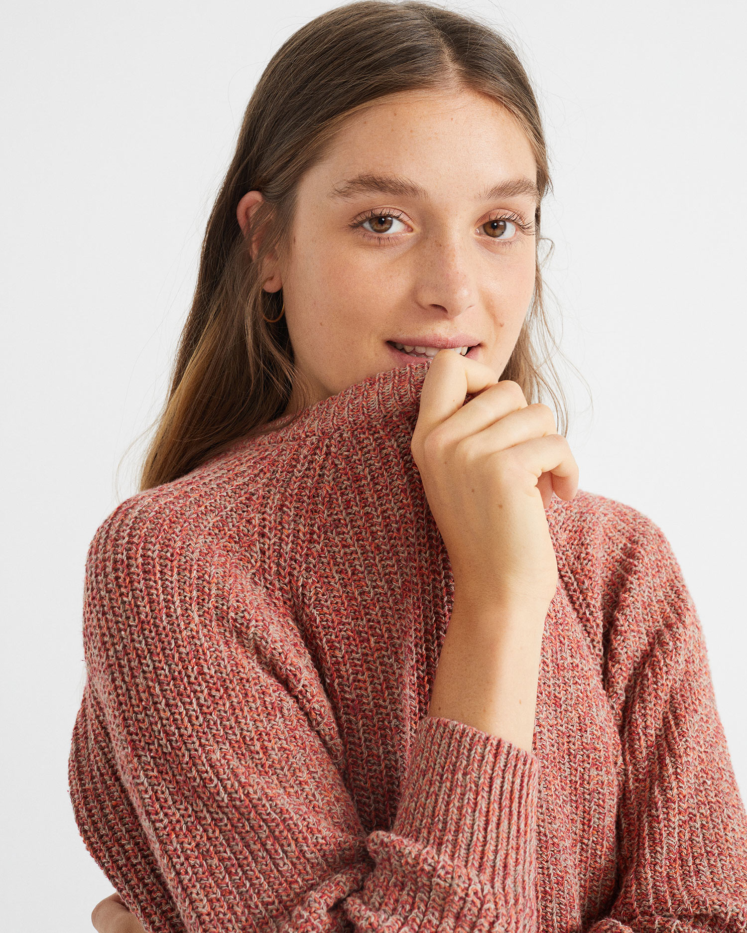 Femmporte pull zoom sur le col