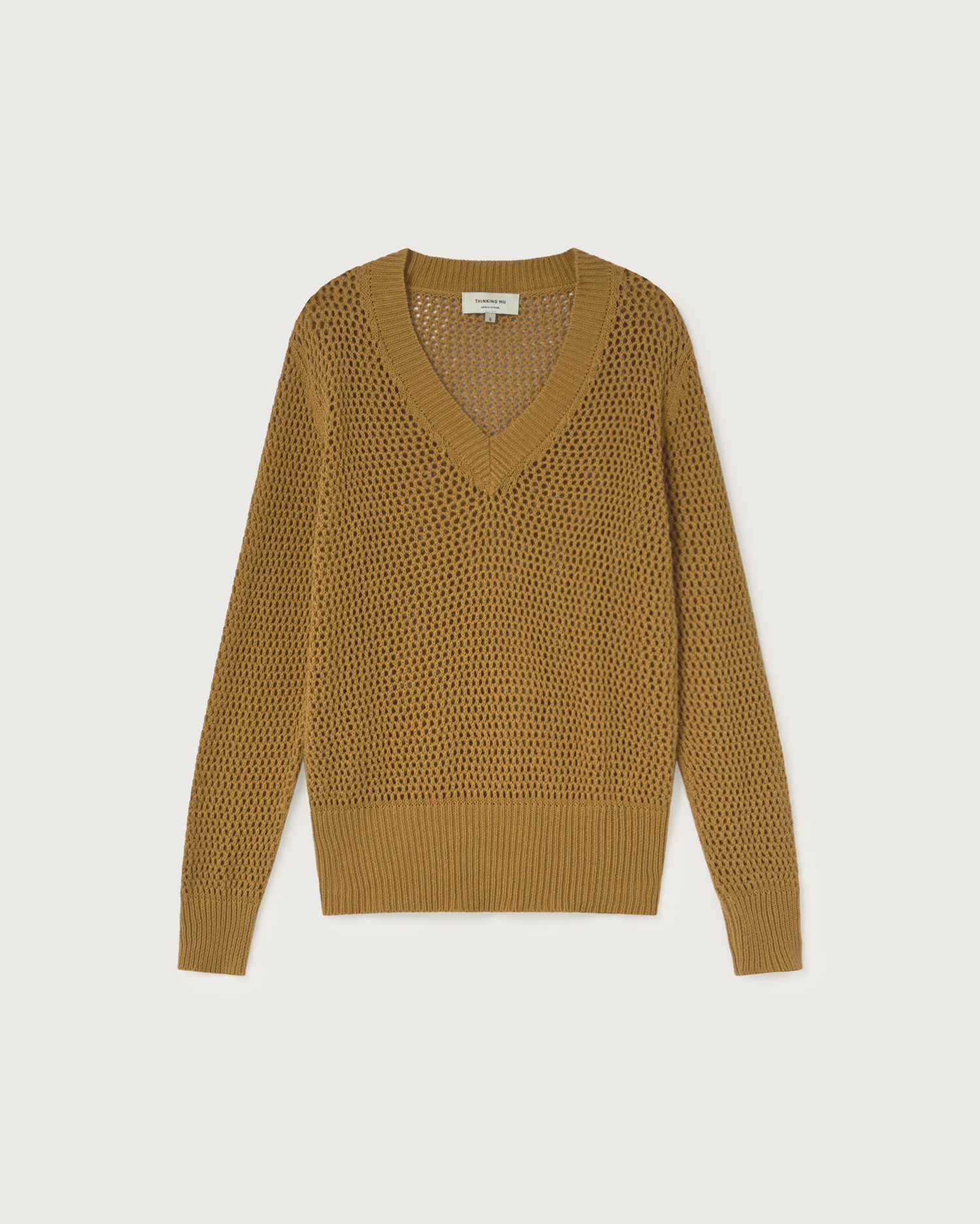 Pull maille jaune à plat sur fond blanc