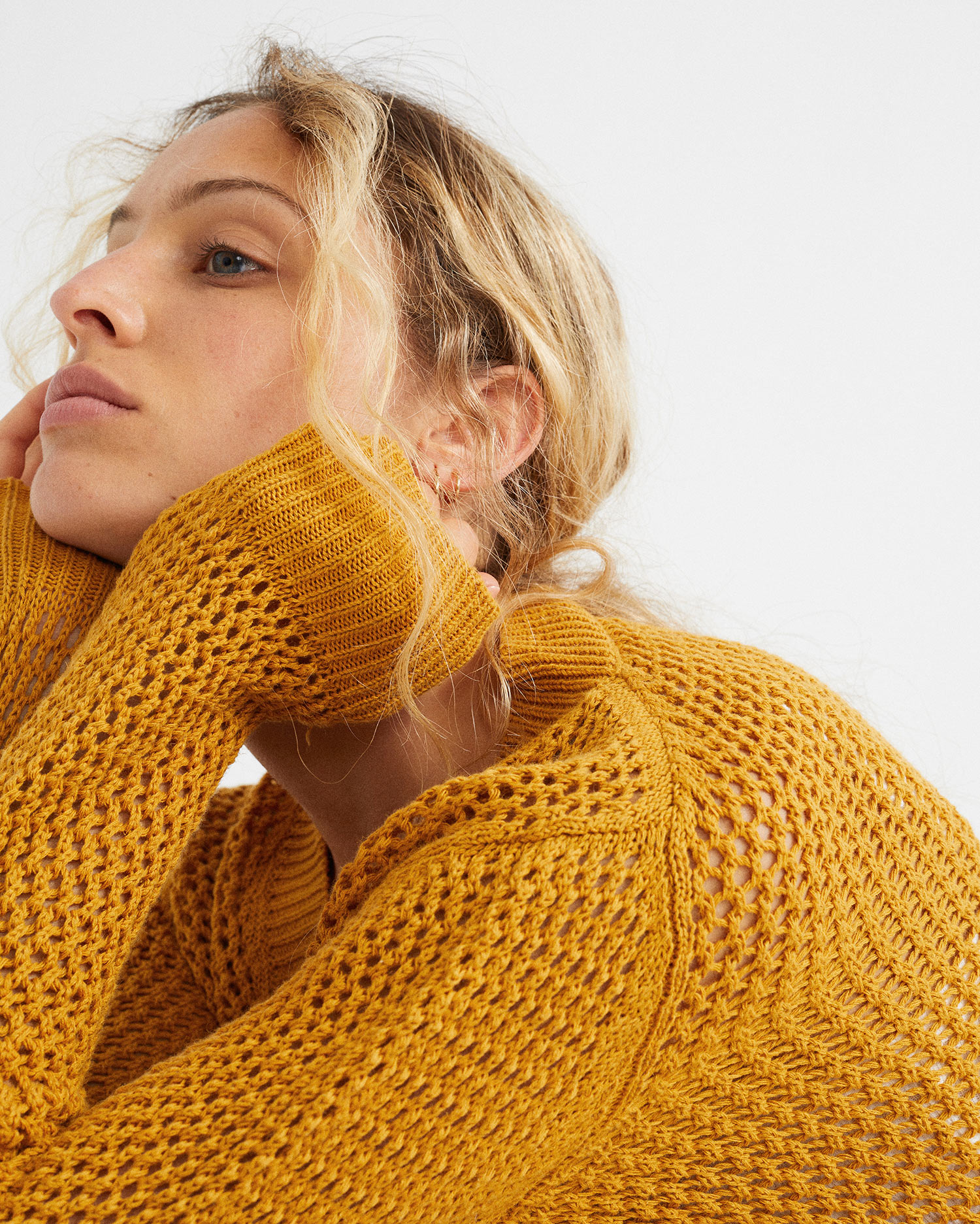 Femme porte pull jaune détail manches