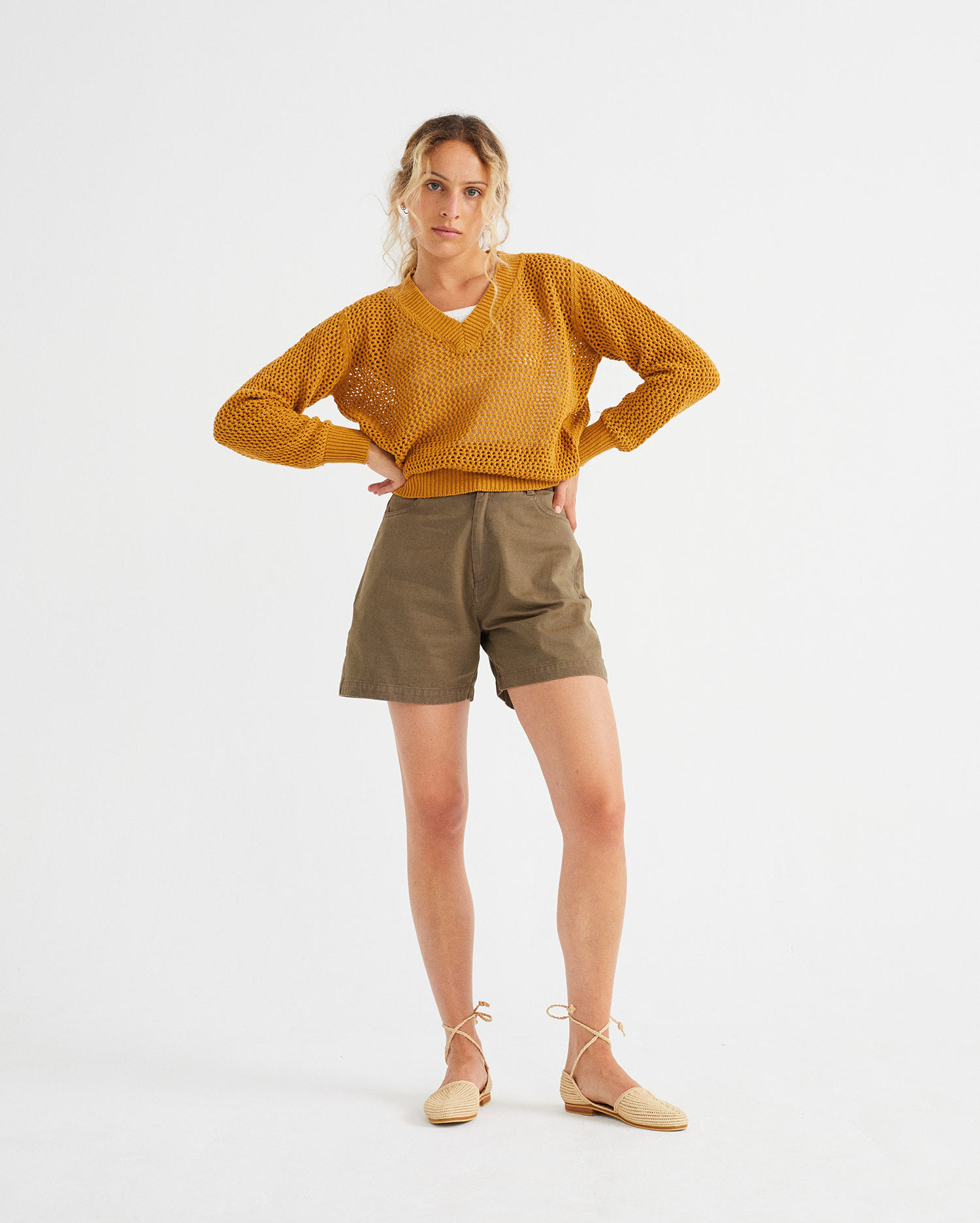 Femme porte pull jaune vue de face tête au pieds