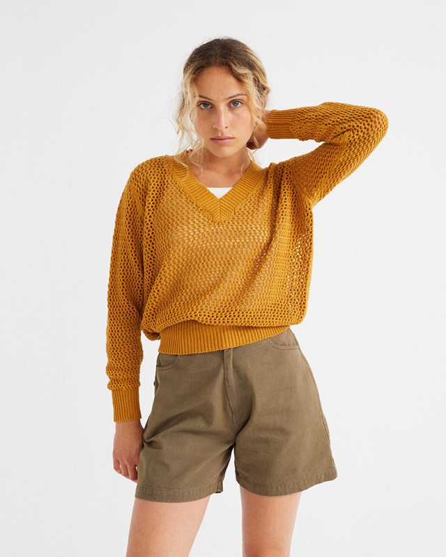 Femme porte pull jaune vue de face buste