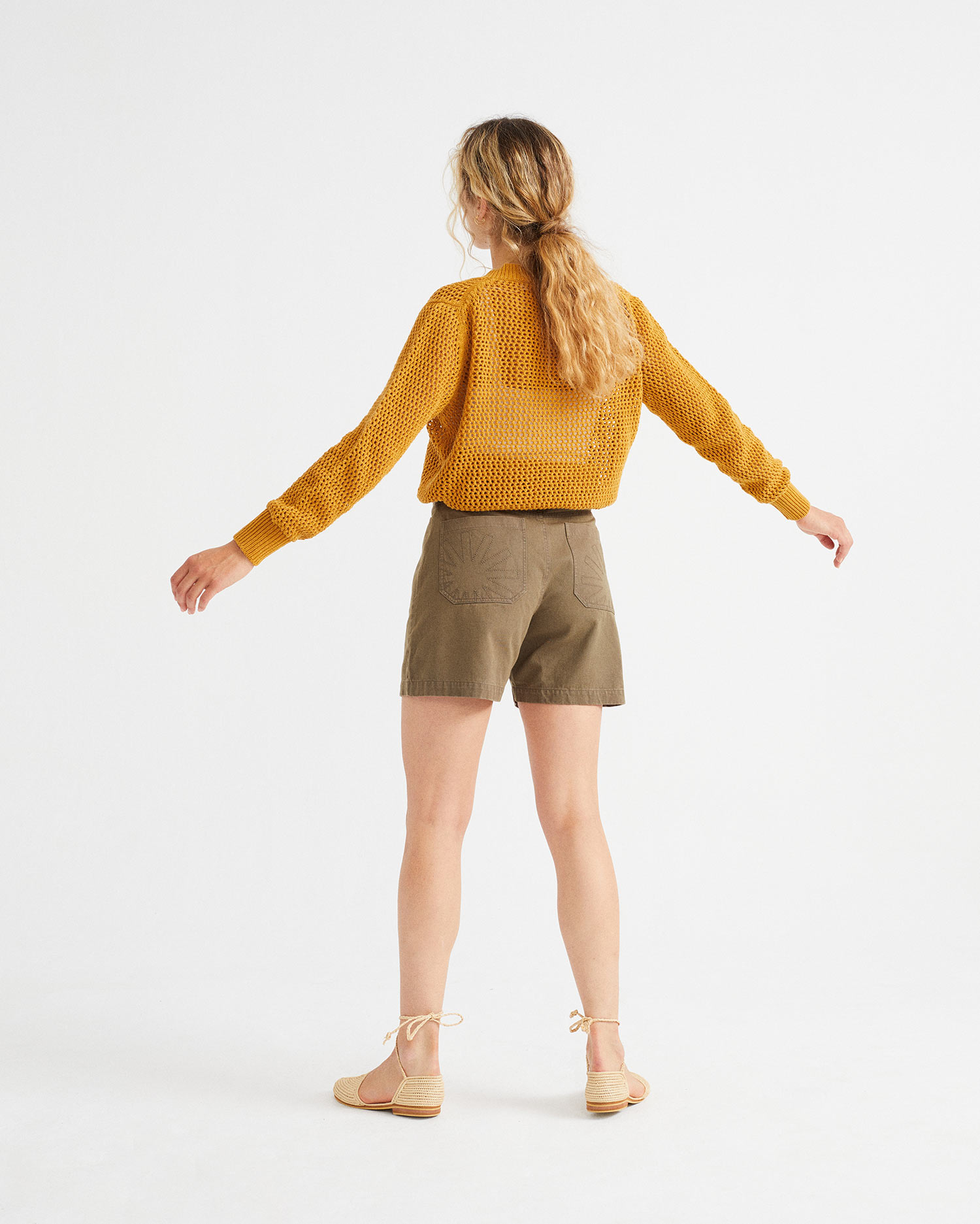 Femme porte pull jaune vue de dos