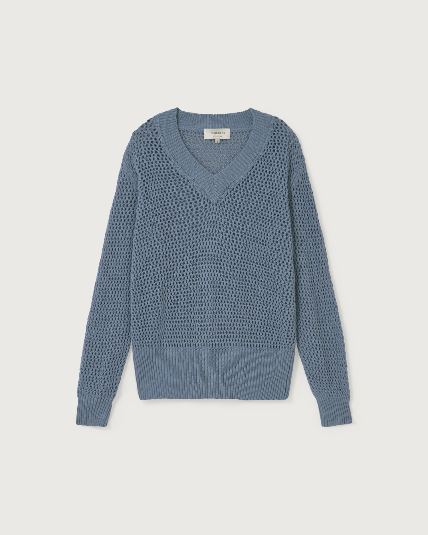 Pull en maille bleu à plat sur fond blanc