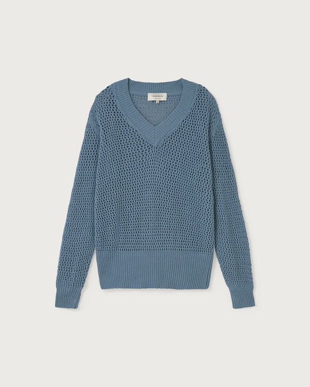 Pull en maille bleu à plat sur fond blanc