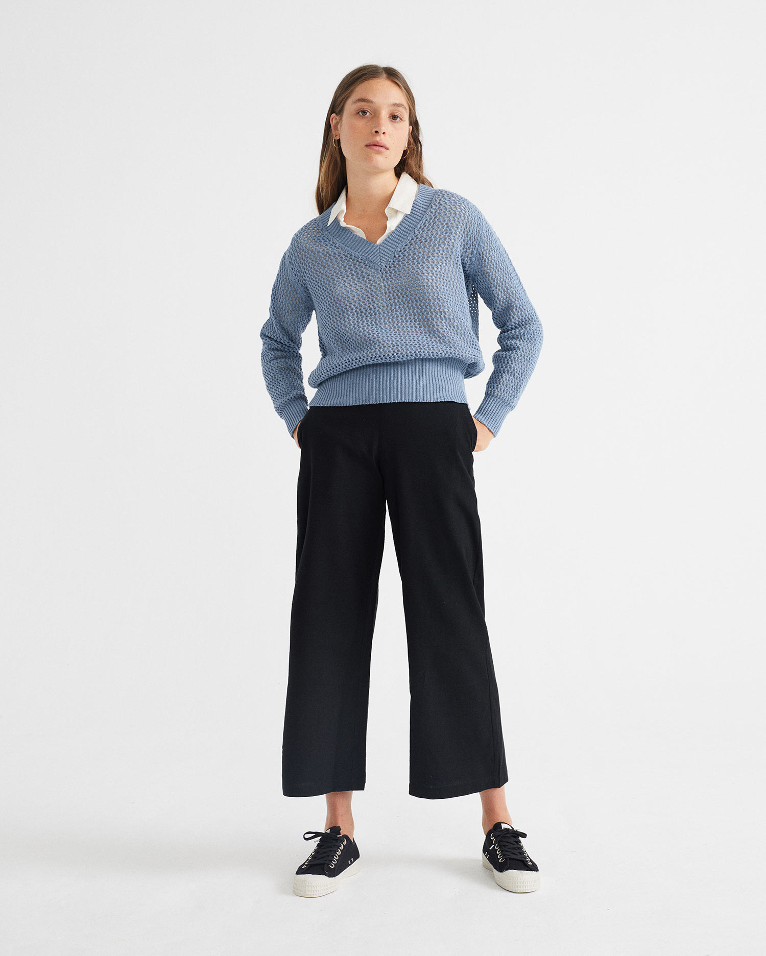 Femme porte pull vue de face tête aux pieds