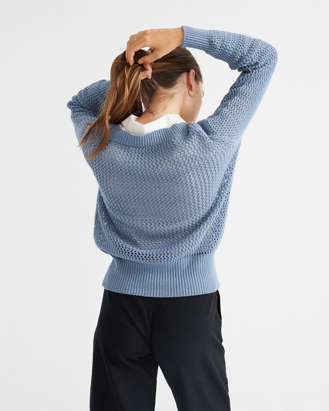 Femme porte pull bleu vue de dos