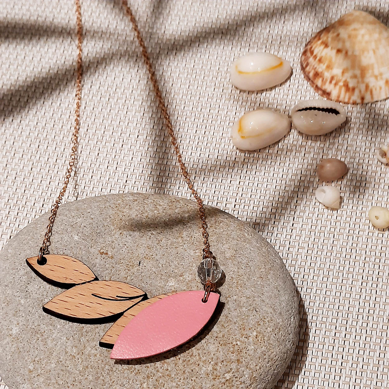 Collier en bois et cuir PLUME Rose 5