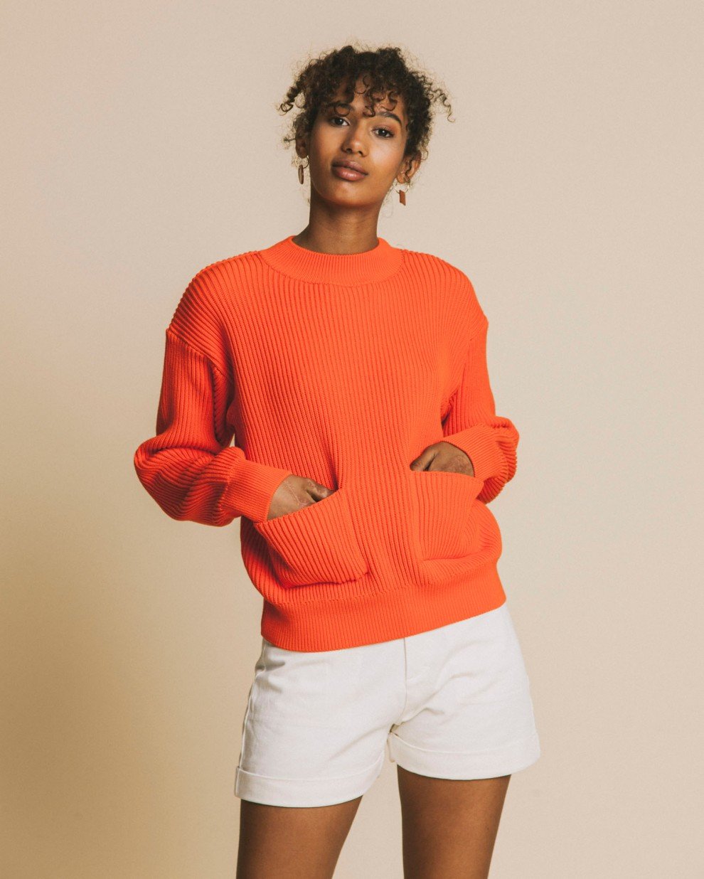 Femme porte pull orange vue de face