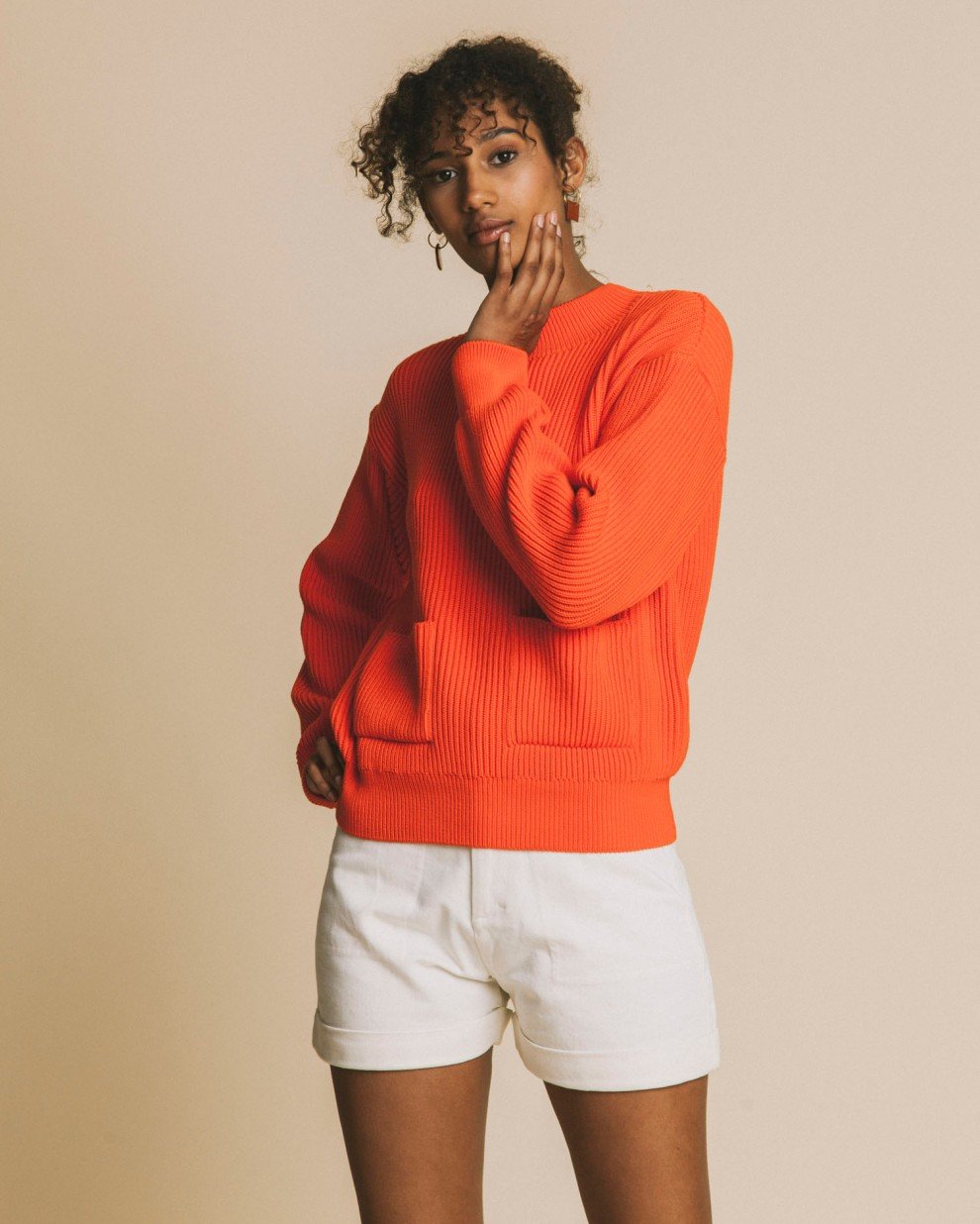 Femme porte pull orange vue de face