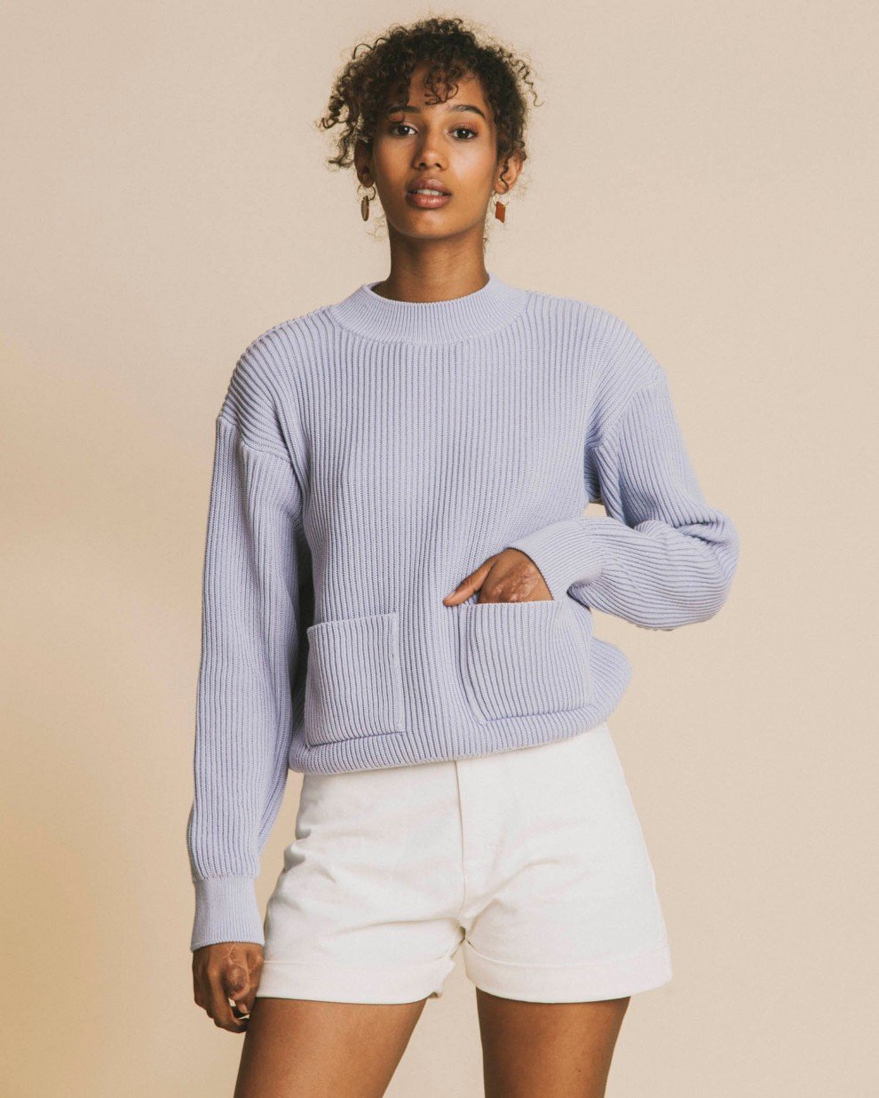 Femme porte pull lavande vue de face