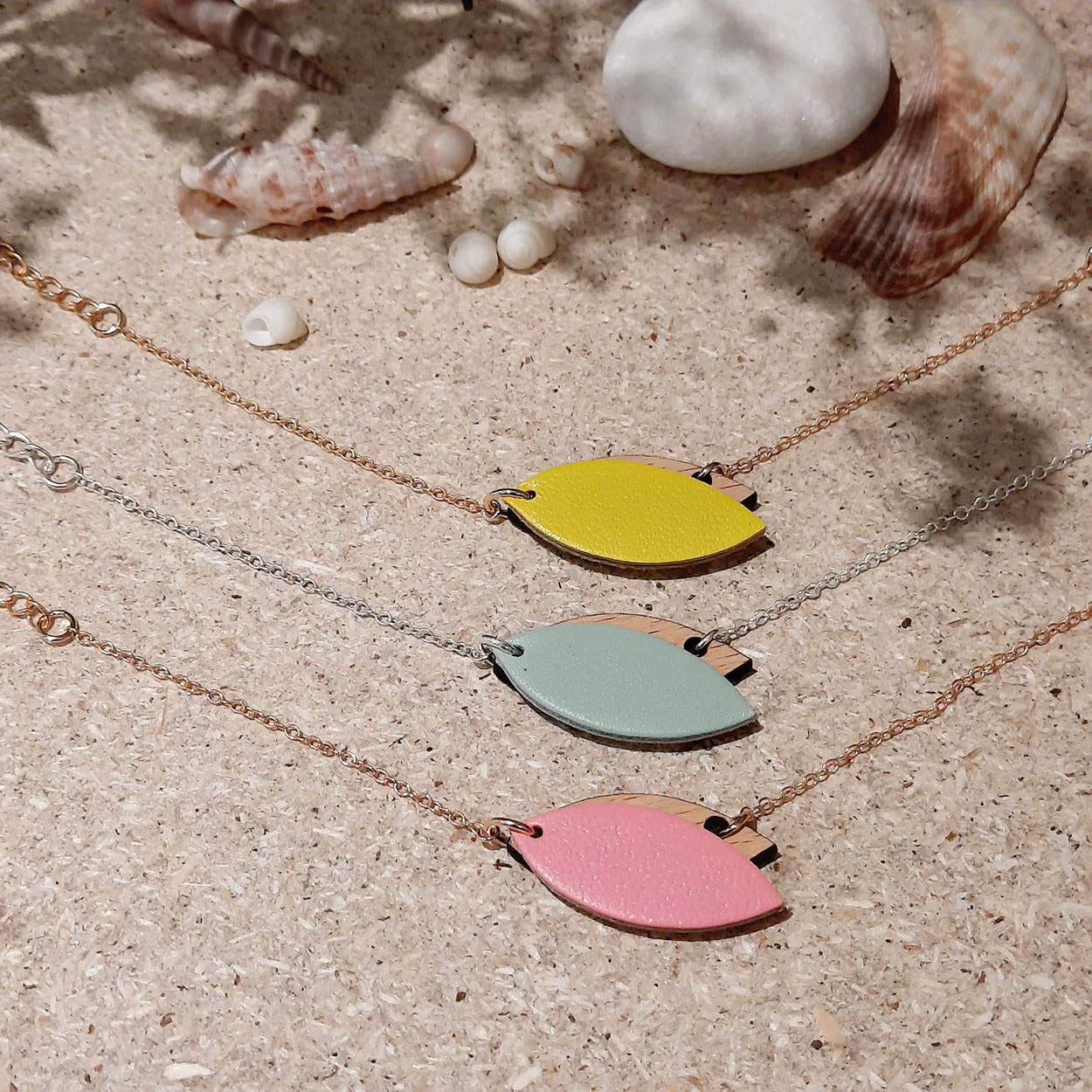 Bracelet en bois et cuir MINI PÉTALE Rose 2