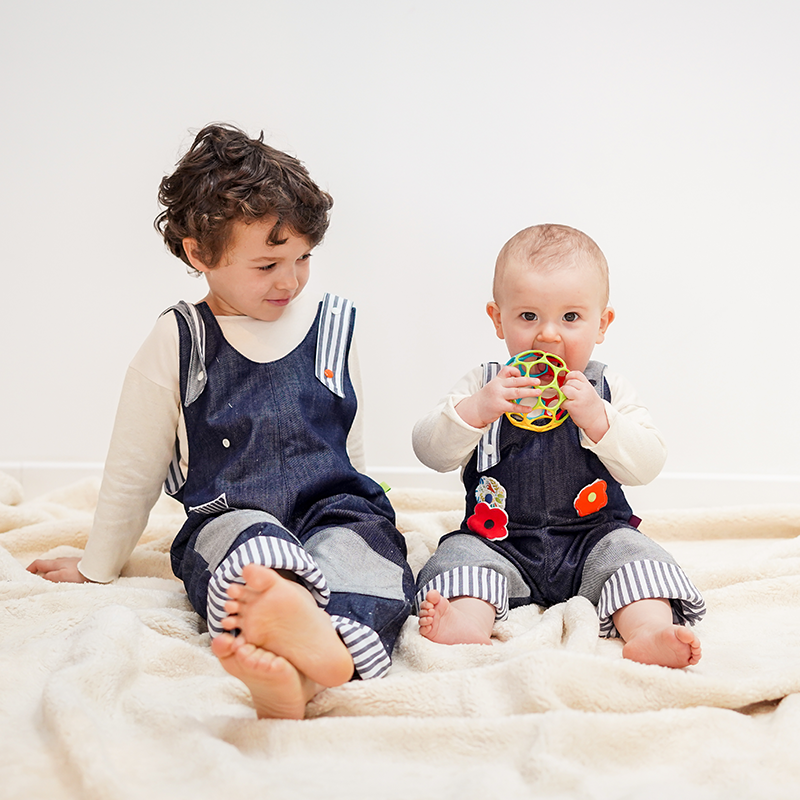 Salopette évolutive et réversible en jean bio - 6 mois à 6 ans - rayures bleues et blanches 5