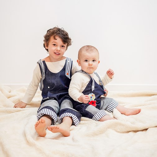 Salopette évolutive et réversible en jean bio - 6 mois à 6 ans - rayures bleues et blanches