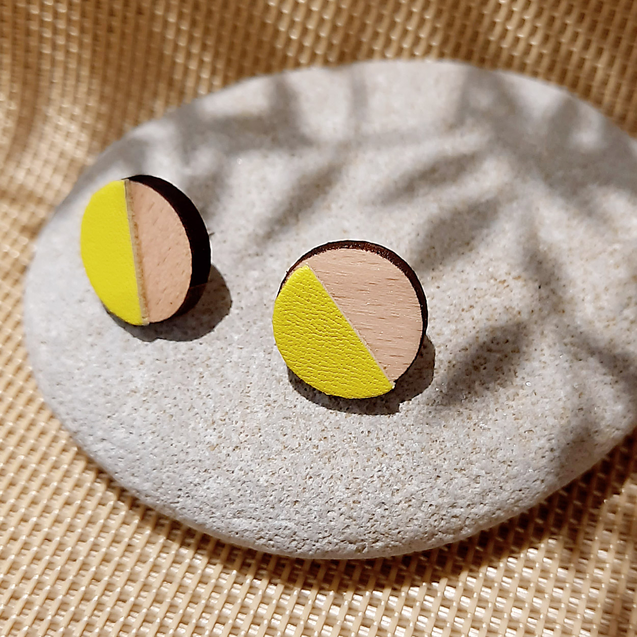 Puces d'oreilles en bois et cuir DEMI-LUNE Jaune 4