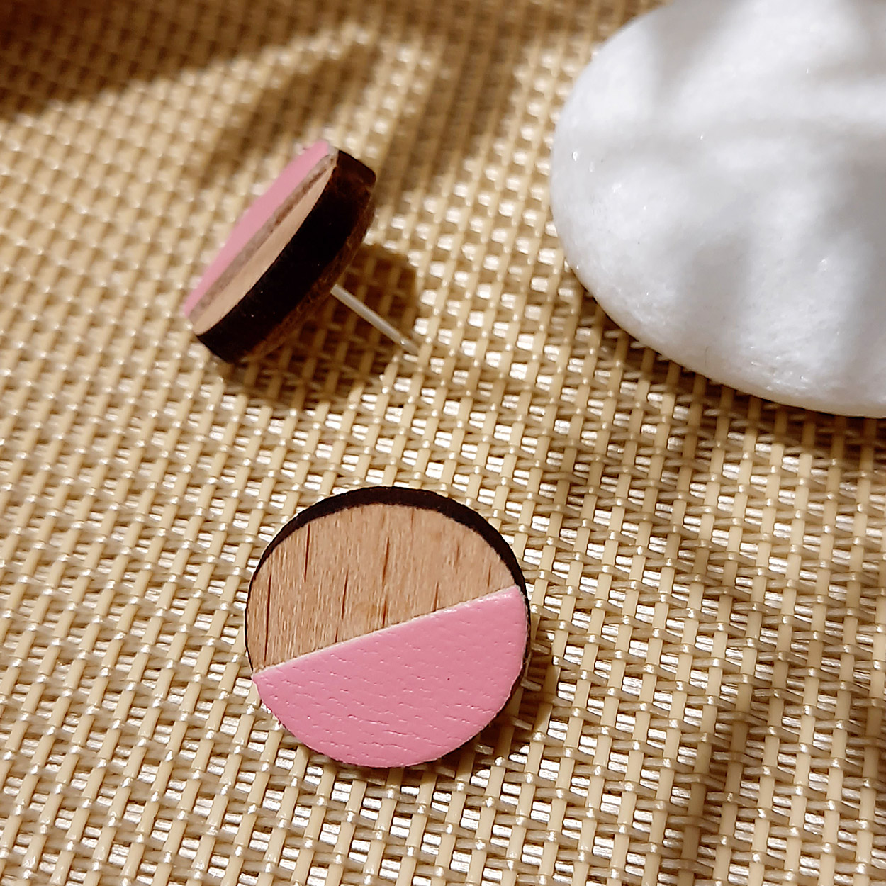 Puces d'oreilles en bois et cuir DEMI-LUNE Rose 3