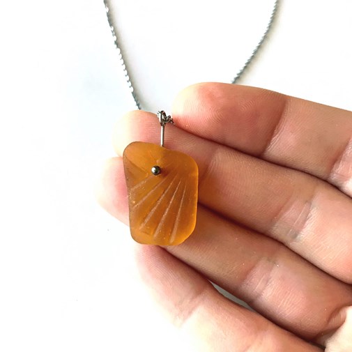 Pendentif ÎLE en verre de mer Ambre - PIÈCE UNIQUE