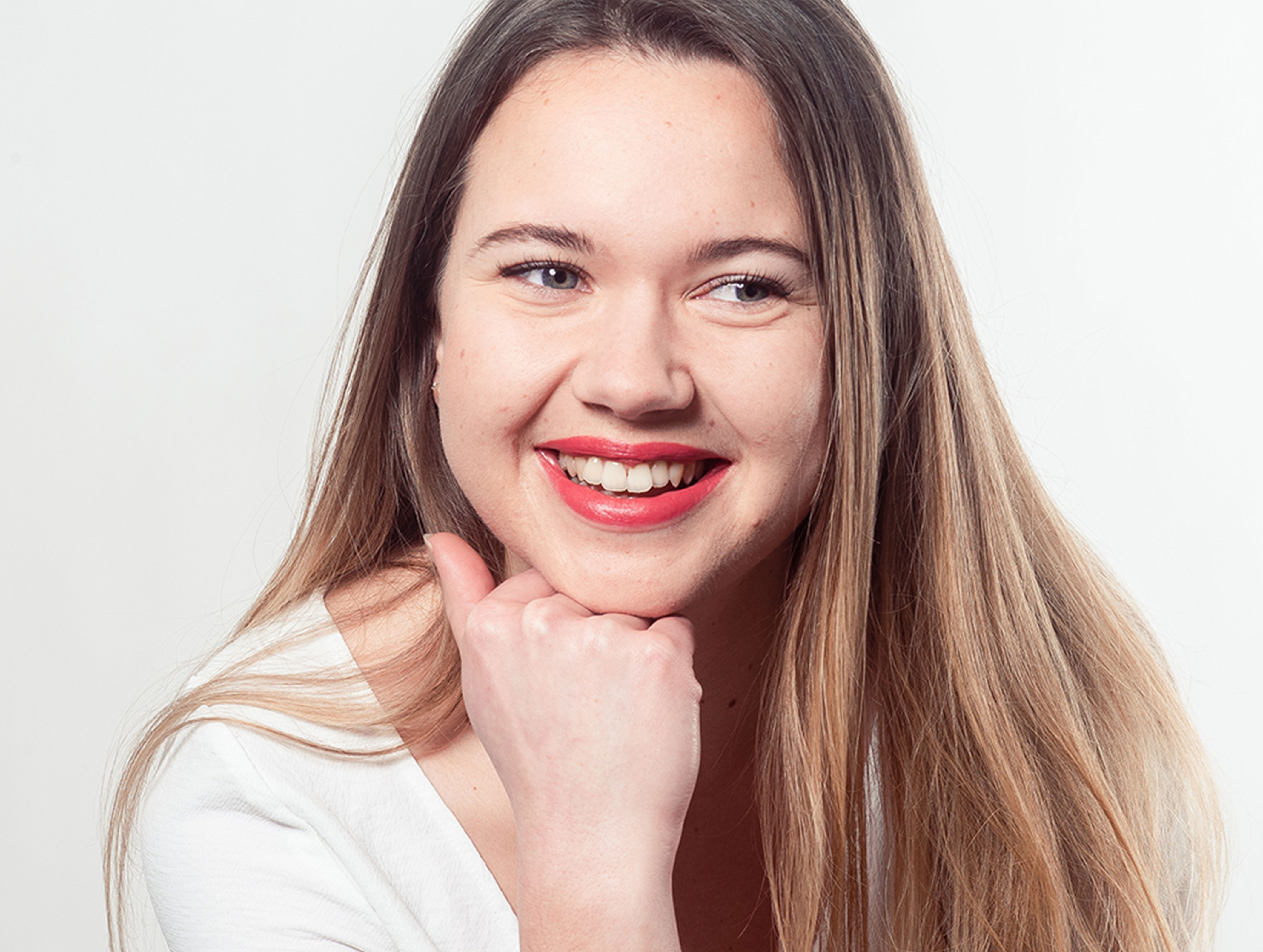 Rouge à lèvres naturel et hydratant Bois de rose Pomponne porté par Josepha