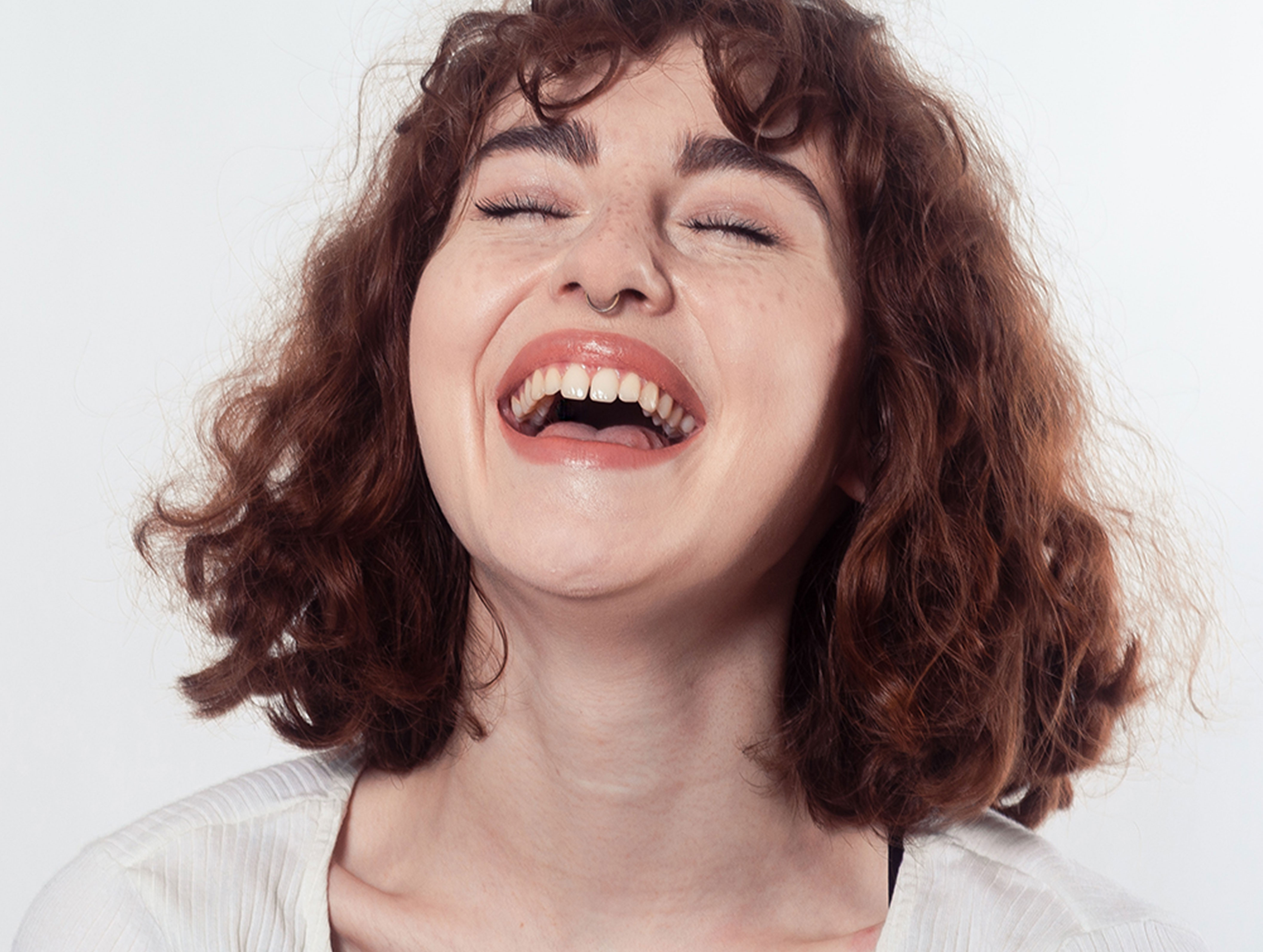Rouge à lèvres naturel et soin Pomponne teinte nude beige portée par Marion