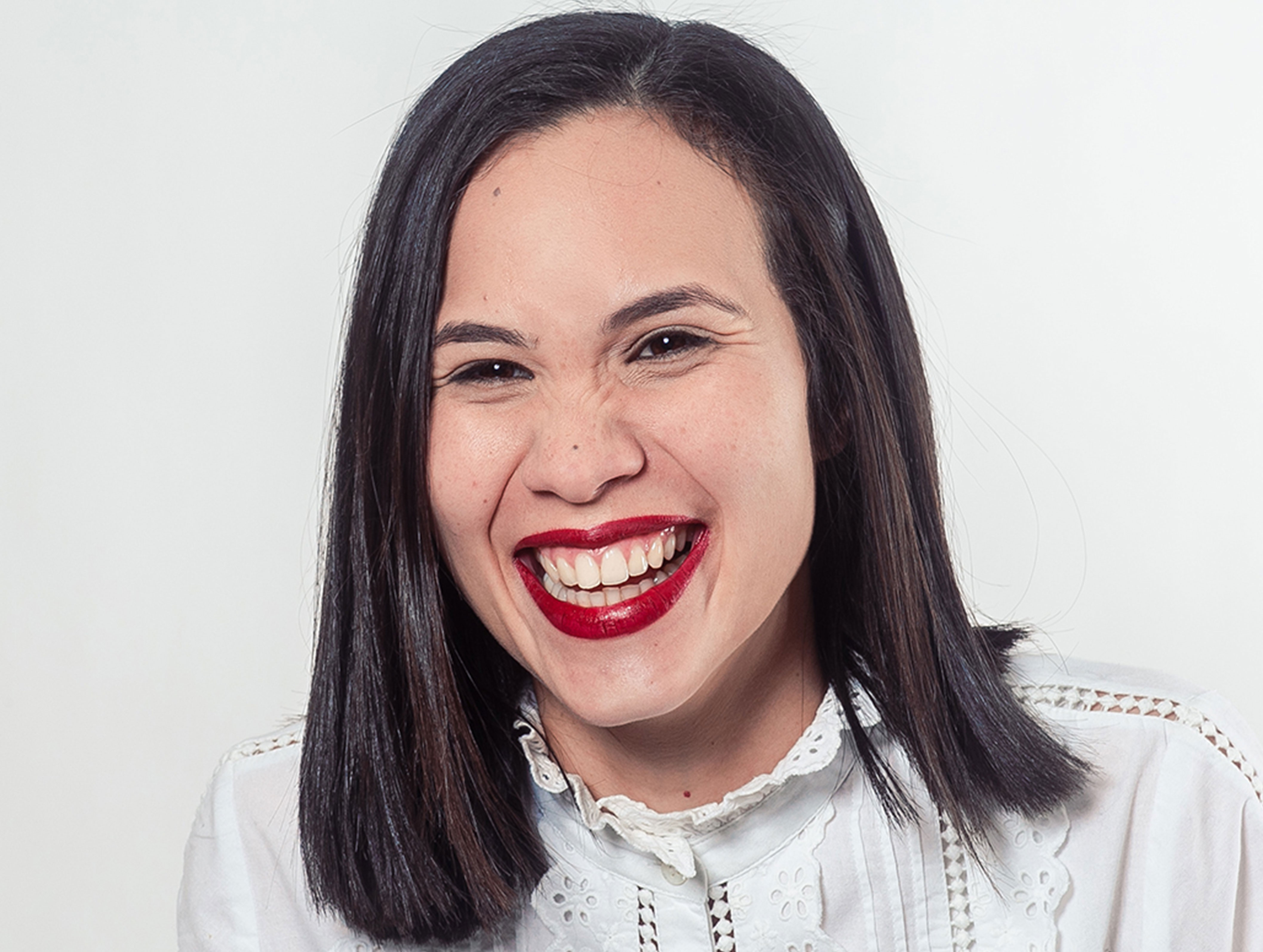 Rouge à lèvres naturel et soin Pomponne teinte grenat portée par Chloé