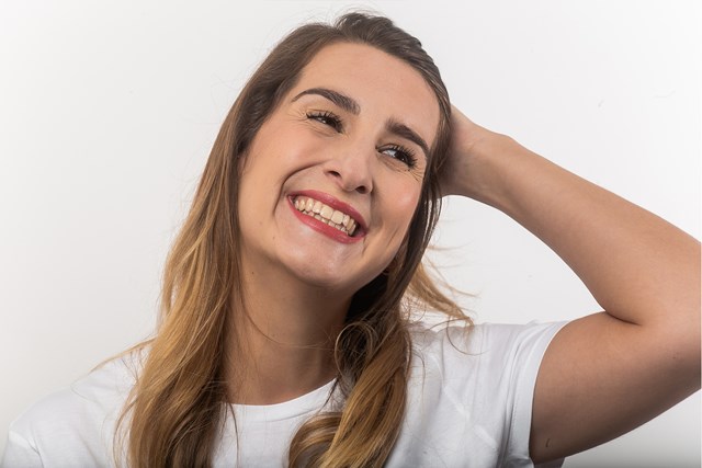 Rouge à lèvres naturel et soin Pomponne teinte rose d'hiver portée par Clémentine