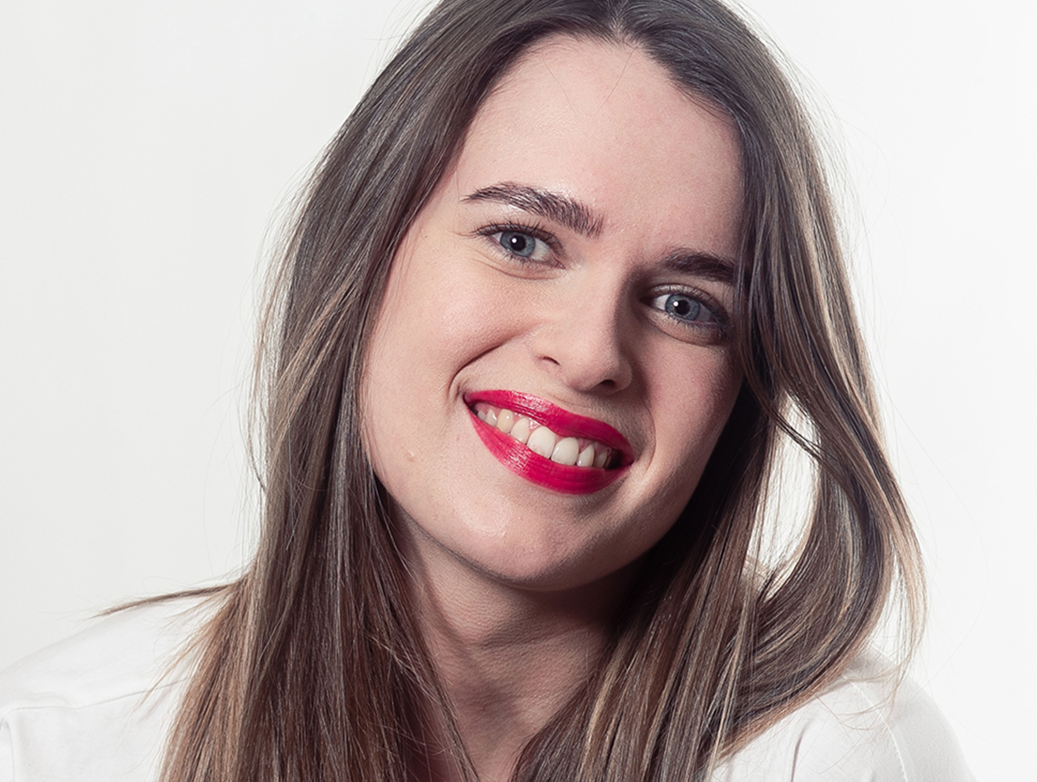 Rouge à lèvres naturel et soin Pomponne teinte framboise portée par Laura