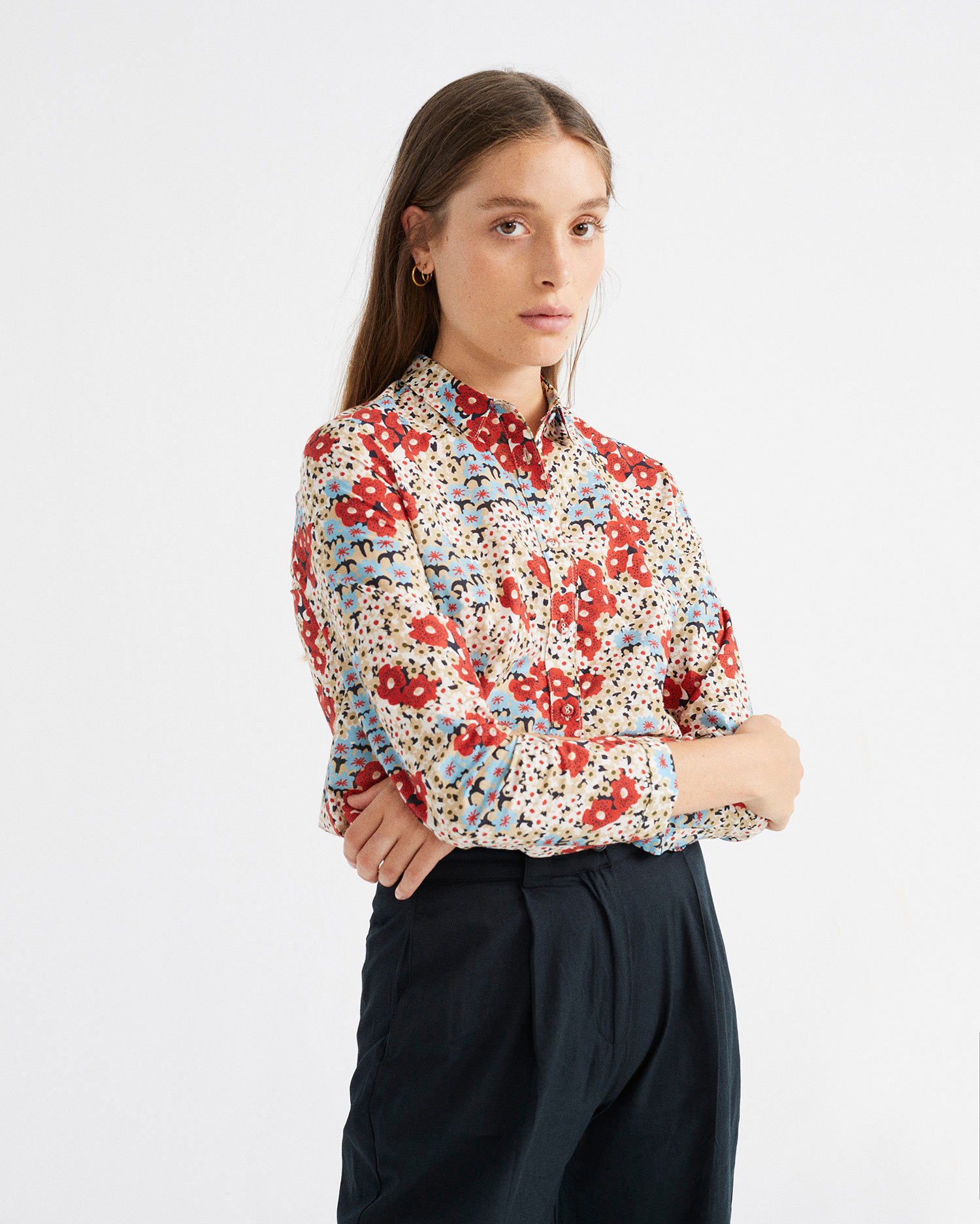 Chemisier imprimé - Small Flowers Chamomile de Thinking MU 2
