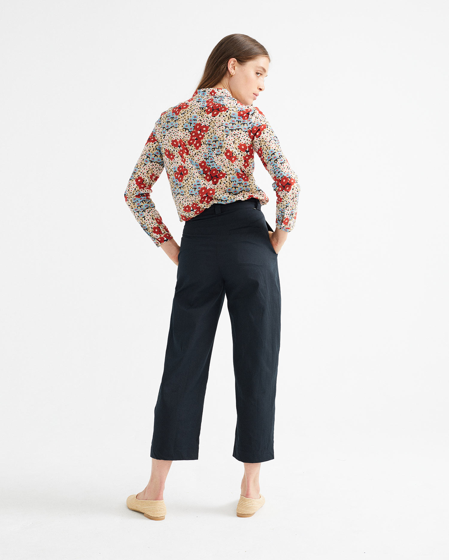 Chemisier imprimé - Small Flowers Chamomile de Thinking MU 5