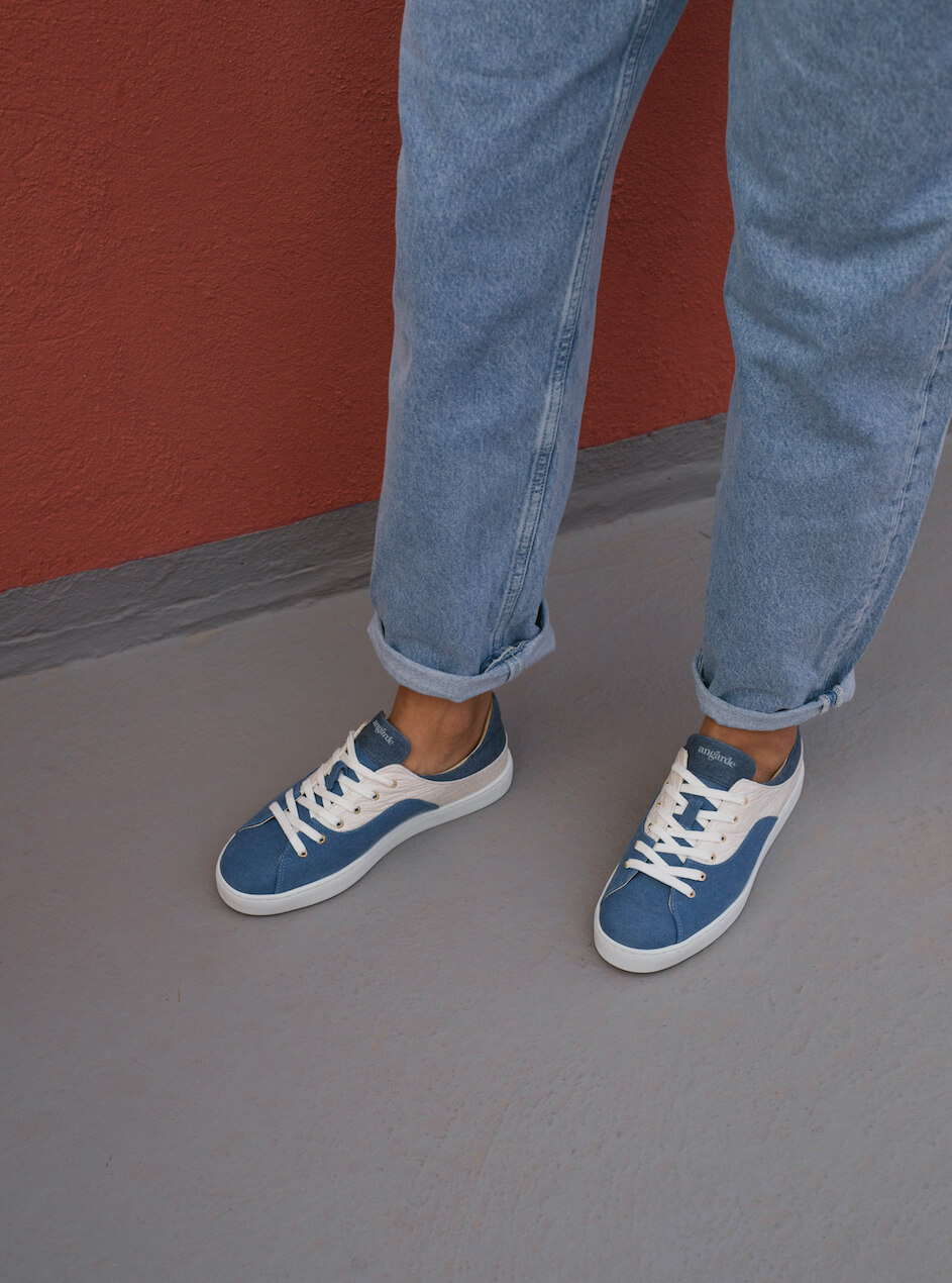 Sneakers bleu en plastique recyclé et feuilles d'ananas upcyclées vue de face
