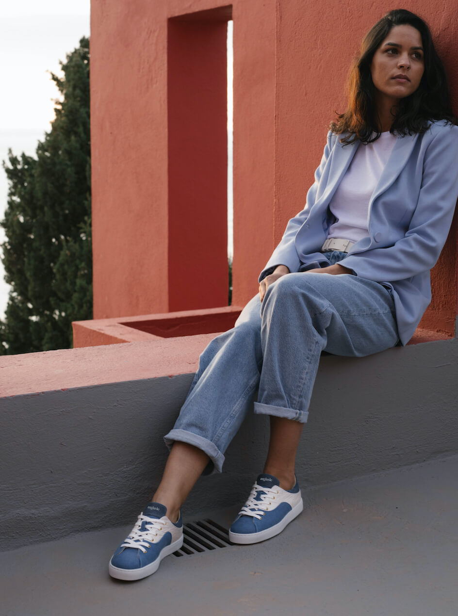 Sneakers bleu en plastique recyclé et feuilles d'ananas upcyclées vue de profil