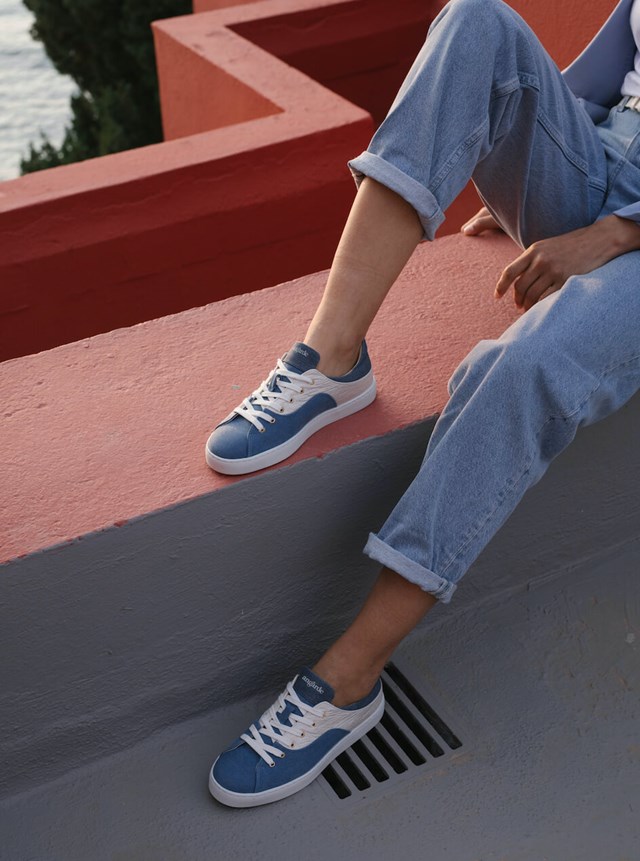 Sneakers bleu en plastique recyclé et feuilles d'ananas upcyclées vue de profil