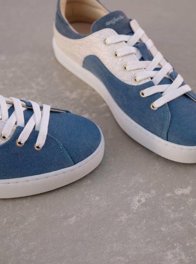 Sneakers bleu en plastique recyclé et feuilles d'ananas upcyclées vue de haut