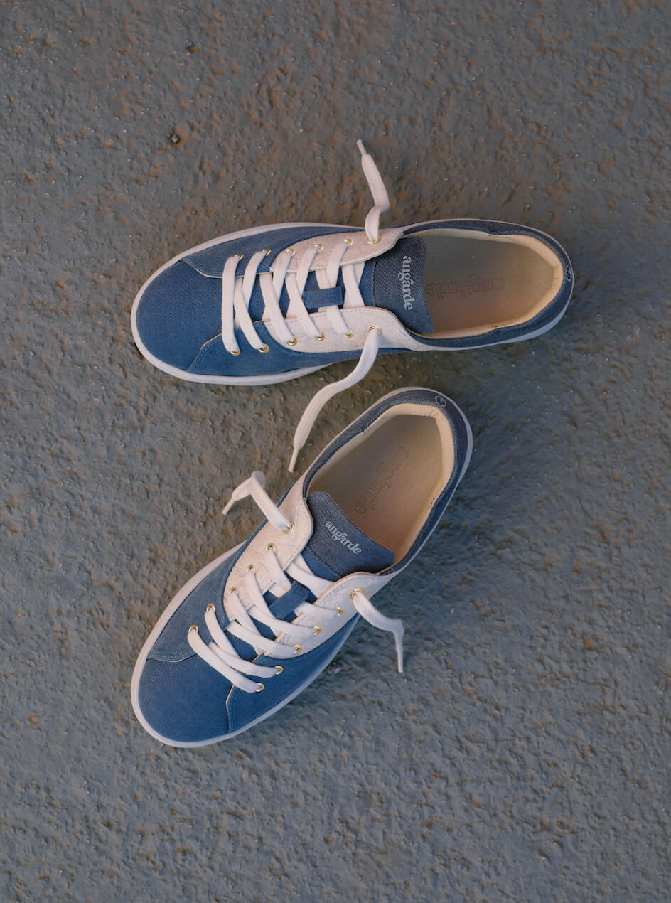 Sneakers bleu en plastique recyclé et feuilles d'ananas upcyclées vue de haut