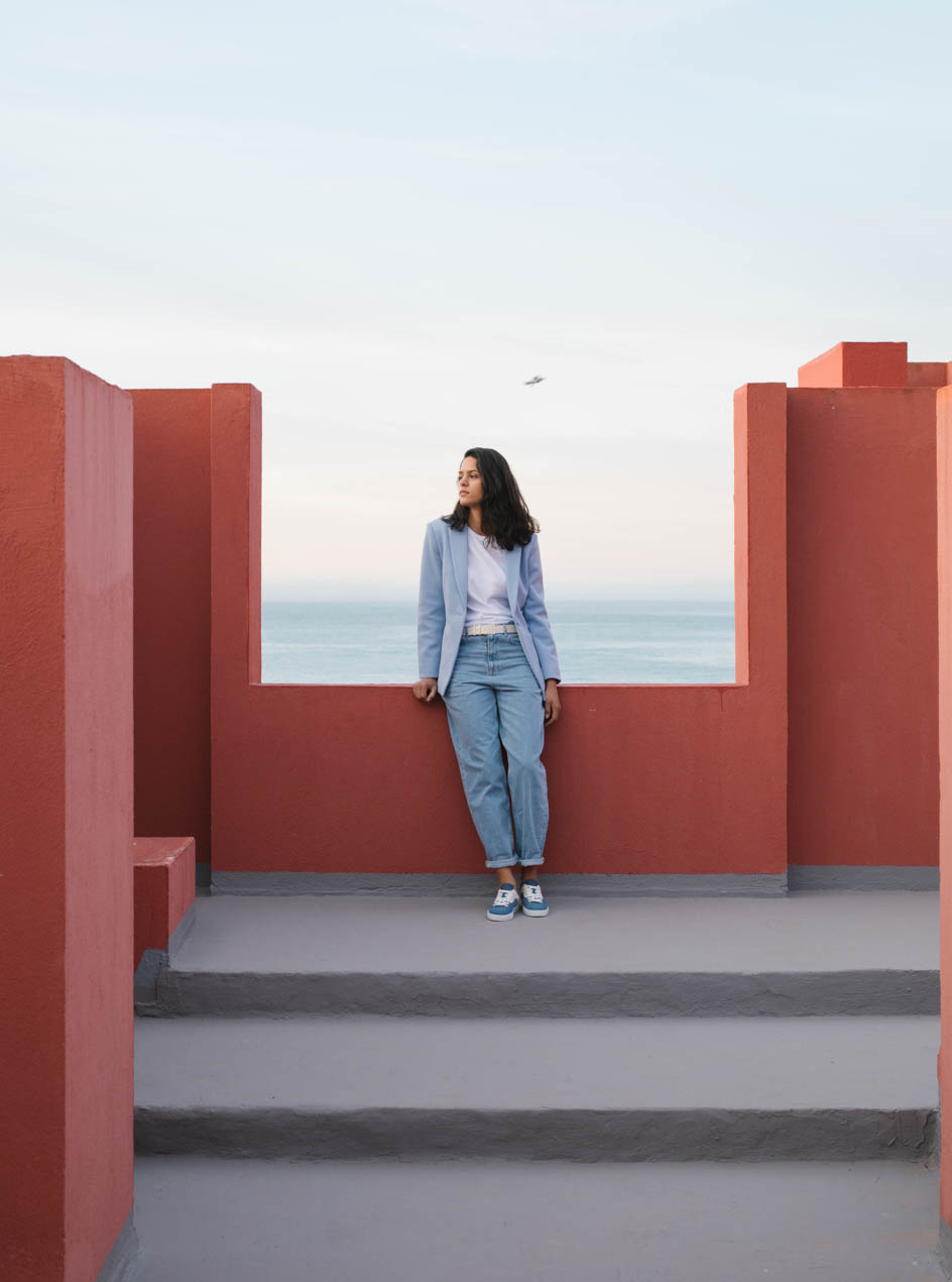 Sneakers bleu en plastique recyclé et feuilles d'ananas upcyclées vue de face