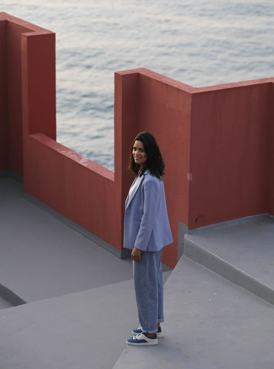 Sneakers bleu en plastique recyclé et feuilles d'ananas upcyclées vue de derrière